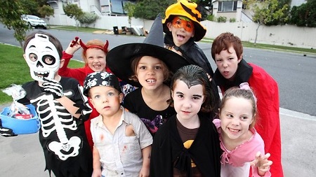 Дети в костюмах на Хэллоуин